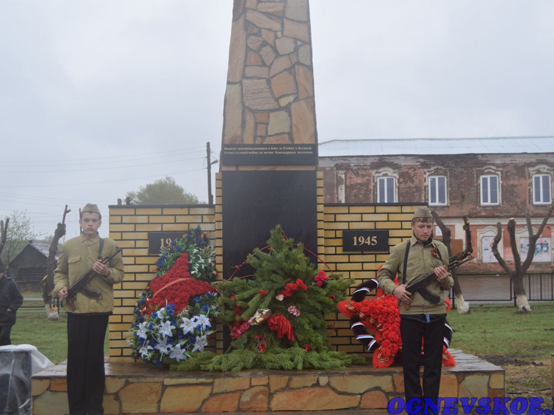 Почетный караул у вновь открывшегося памятника в селе Огневское