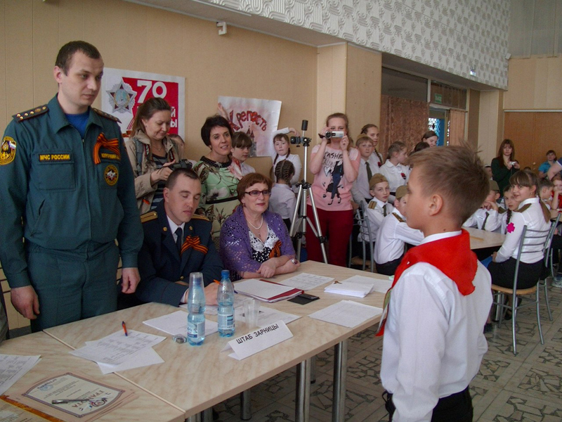Командиру штаба А. Курочкину рапортует о готовности Дмитрий Леонов, капитан отряда школы №24