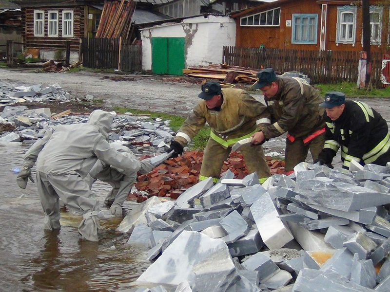 Сотрудники Каслинского гарнизона и специализированной пожарно-спасательной части города Челябинск проводят мероприятия по ликвидации последствий паводка