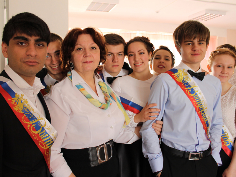 Выпускники 11-го класса школы №24 со своим классным руководителем Людмилой Михайловной Фирсовой