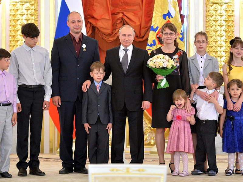 Многодетная семья Болотниковых из Сосновского района Челябинской области награждена орденом «Родительская слава»