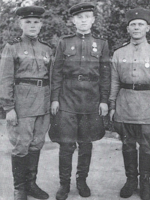 Иван Кузьмич Ромашов - слева, с боевыми товарищами