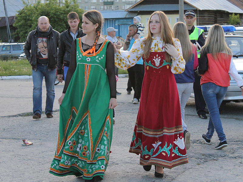 Татьяна Муратова и Светлана Валетова, сотрудницы Каслинского детского дома, в народных костюмах на празднике города