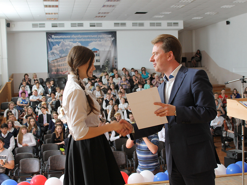 Владимир Бурматов вручает благодарственное письмо Веронике Федотовских, ученице 9-го класса школы №24