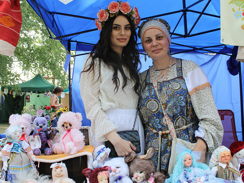 Каслинская мастерица Елена Хабибуллина с дочерью Ксенией привезли на фестиваль текстильных кукол
