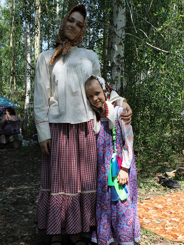 Катя Насырова (слева) из Миасского ансамбля ≪Каменный пояс≫ приехала на фестиваль с сестренкой;