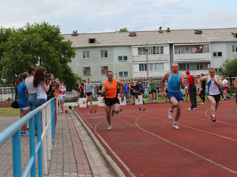 Участник сборной Каслинского муниципального района по полиатлону Игорь Грачев (слева) в забеге на 100 метров