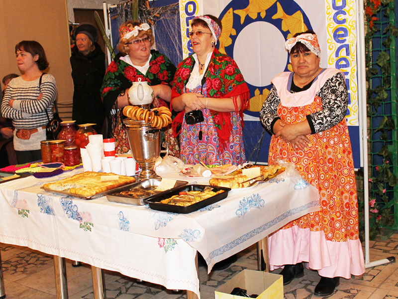 Жители Огневского поселения угощали всех рыбными пирогами