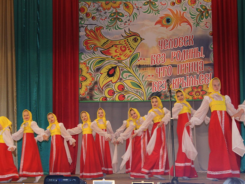 Участницы хореографического коллектива «Александрит» исполнили танец «Матрешечки»
