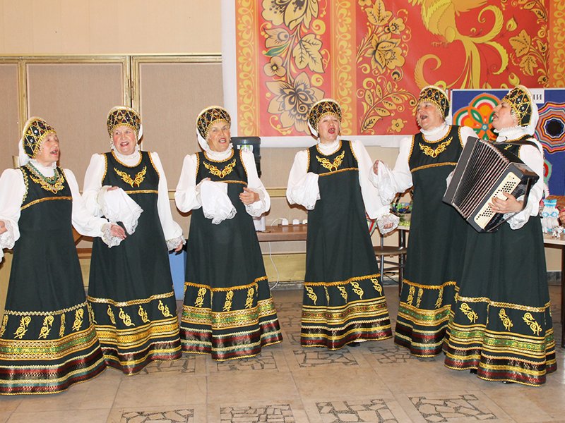 Ансамбль русской песни «Забава» встречал гостей фестиваля в фойе Дворца культуры