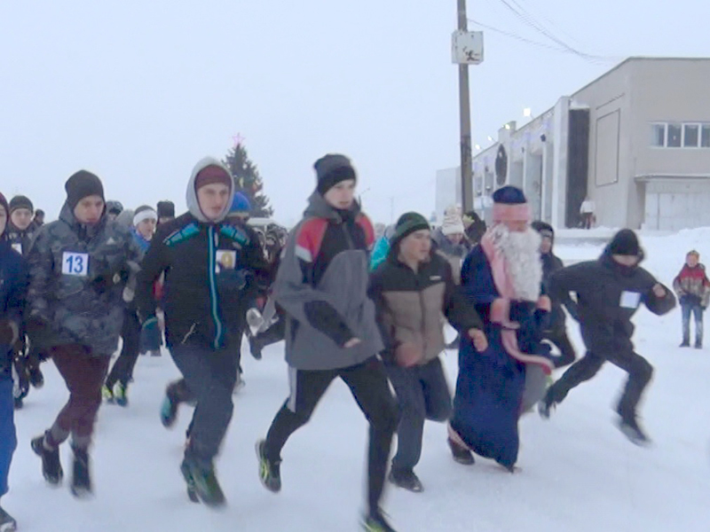 На открытии ледового городка в Каслях Дед Мороз показал пример легкоатлетам