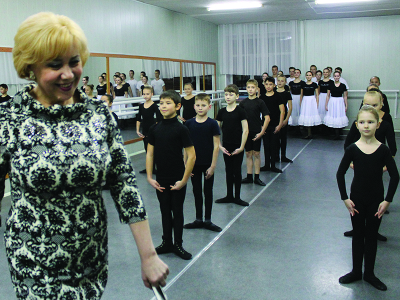 Наталья Ивановна и её воспитанники в репетиционном зале