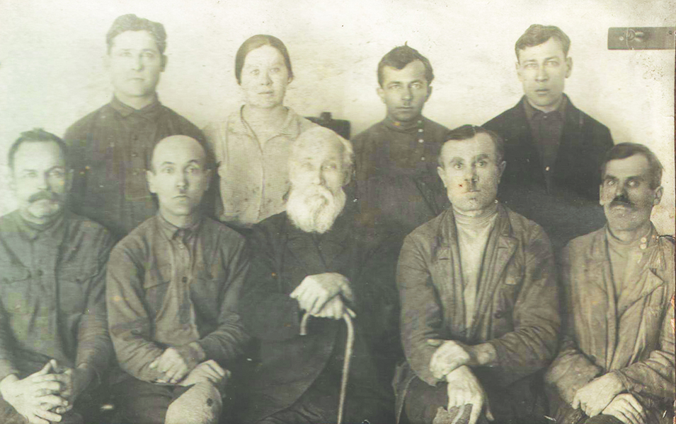 Козьма Дмитриевич Тарасов (в центре, с тросточкой) и Николай Кузьмич Тарасов (в верхнем ряду справа) среди работников машзавода (фото из архива Тарасовых)