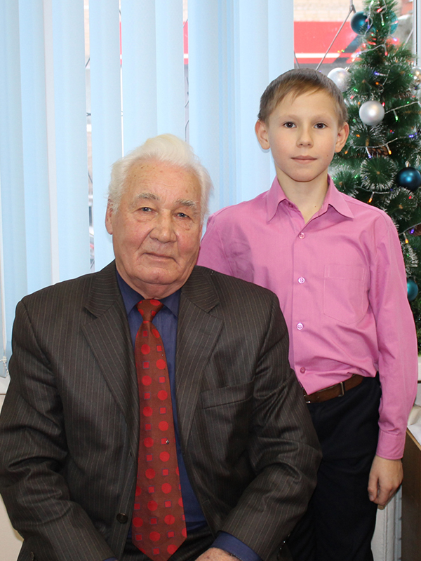 Александр Николаевич Тарасов с внуком Иваном — в редакции газеты