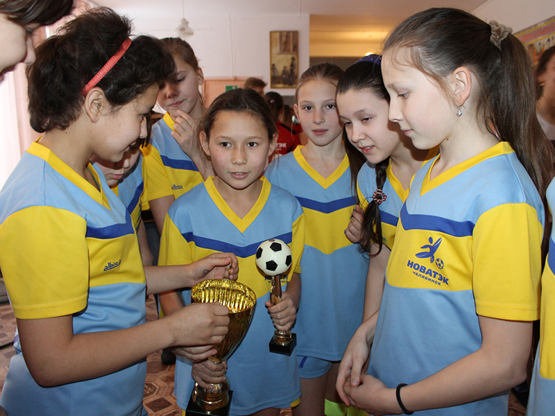 Младшая футбольная команда девочек Тюбукской школы с кубком победителей