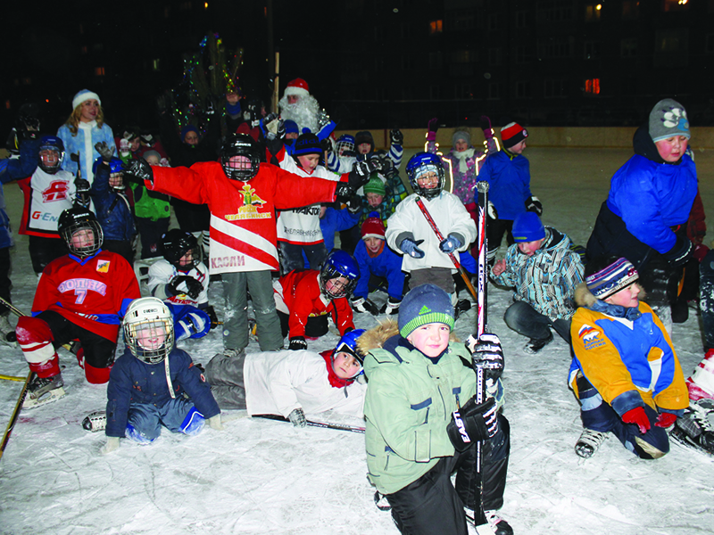 Юные хоккеисты встретили Деда Мороза со Снегуркой на коньках