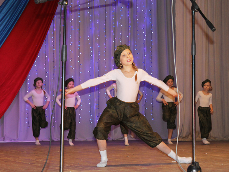 Девочки из хореографического коллектива ≪Александрит≫ исполняют танец ≪Граница≫