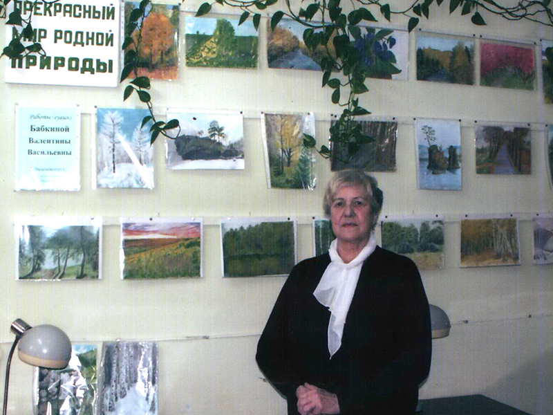 Валентина Васильевна Бабкина у своей выставки