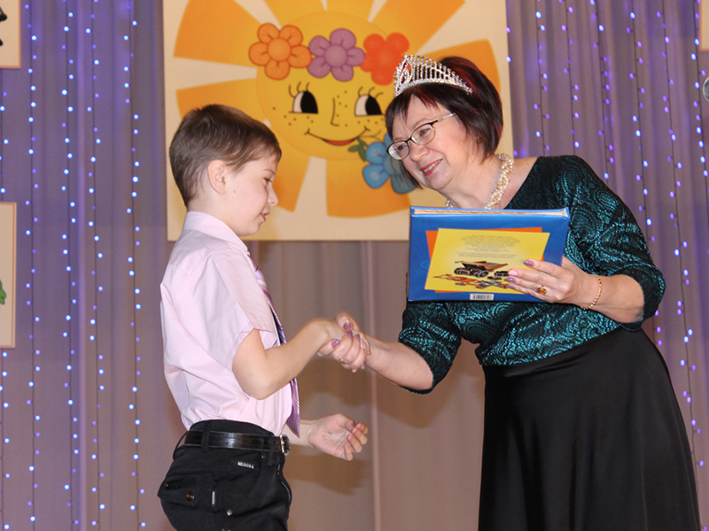 «Королева книг» Марина Головкина вручает подарок юному читателю