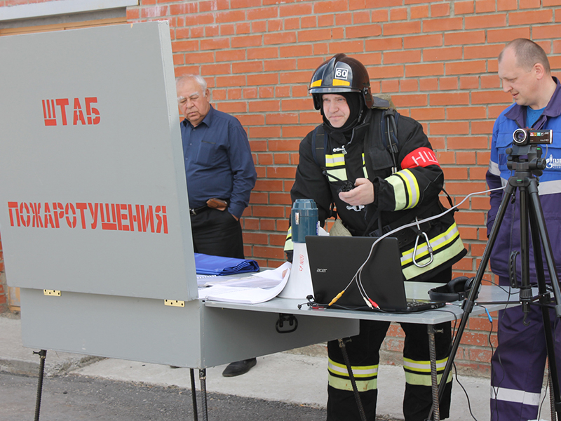Начальник 60 ПСЧ Евгений Широков, возглавлявший штаб пожаротушения, координирует действия отряда спасателей