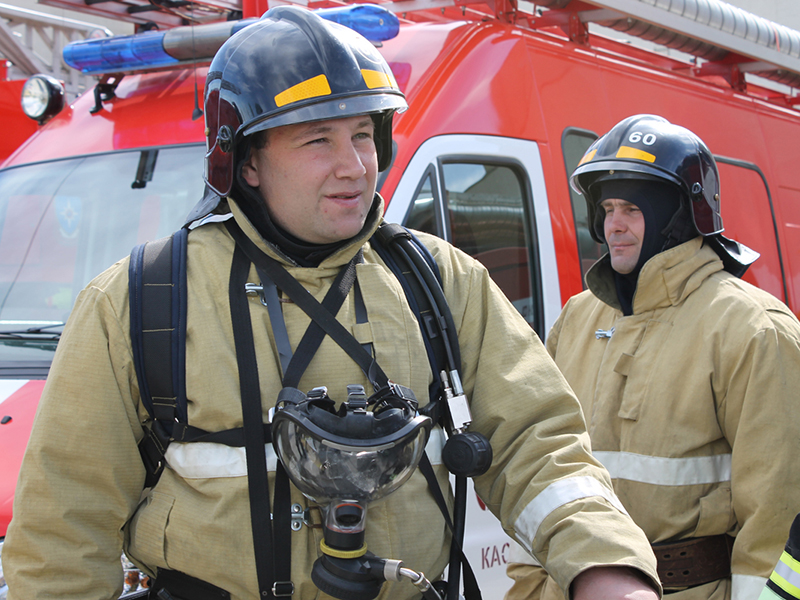 Начальник караула 60 ПСЧ Сергей Захаров и пожарный Игорь Грачёв полностью экипированы для выполнения задания