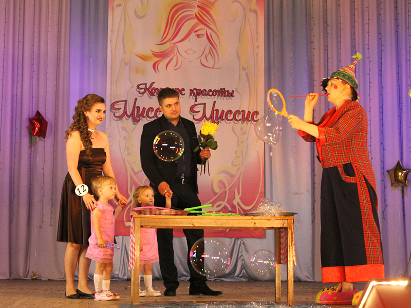 Татьяна Малкова с семьей. Алиса в стране чудес