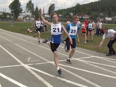 Сергей Миронов (п. Вишневогорск) и Артем Зырянов (г. Касли) финишируют на дистанции 100 метров