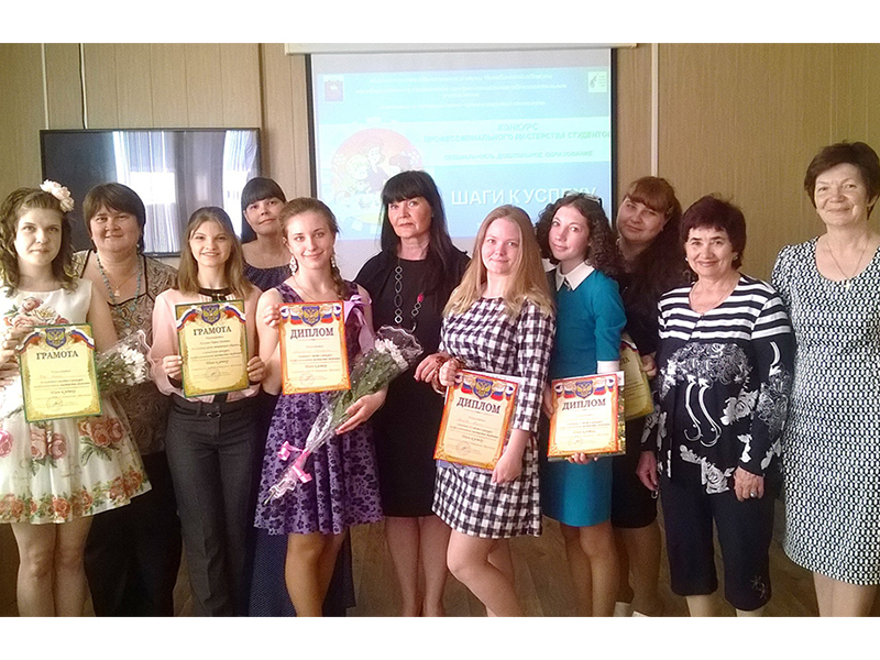 Участницы конкурса профессионального мастерства с преподавателями КПГТ