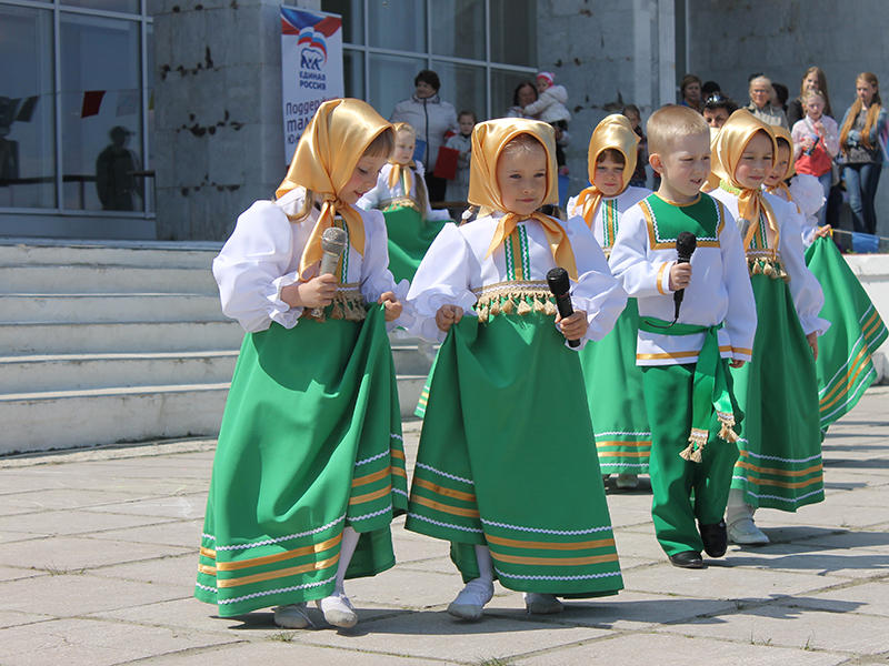 Юные певцы и певуньи из ансамбля «Ладушки» (руководитель Елена Кичигина) на сцене держали себя по-взрослому