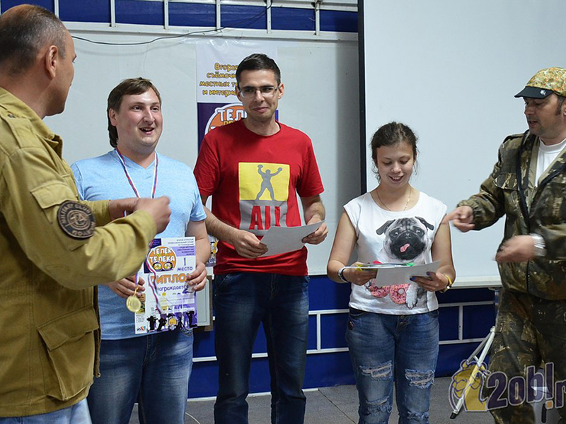 Организаторы турнира вручают награды Антону Щербинину, Евгению Насырову и Анне Несвит – победителям битвы «Телек против телека»