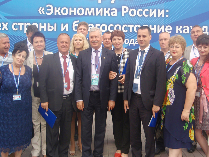 Часть делегатов Каслинского района с Владимиром Мякушем (в центре)