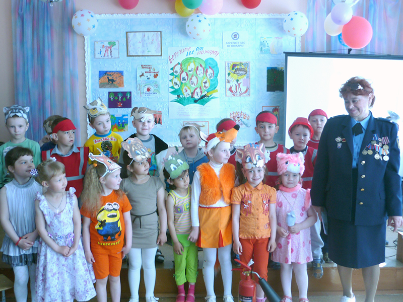 Наталья Ивановна Сазонова с воспитанниками Каслинского детского сада №5