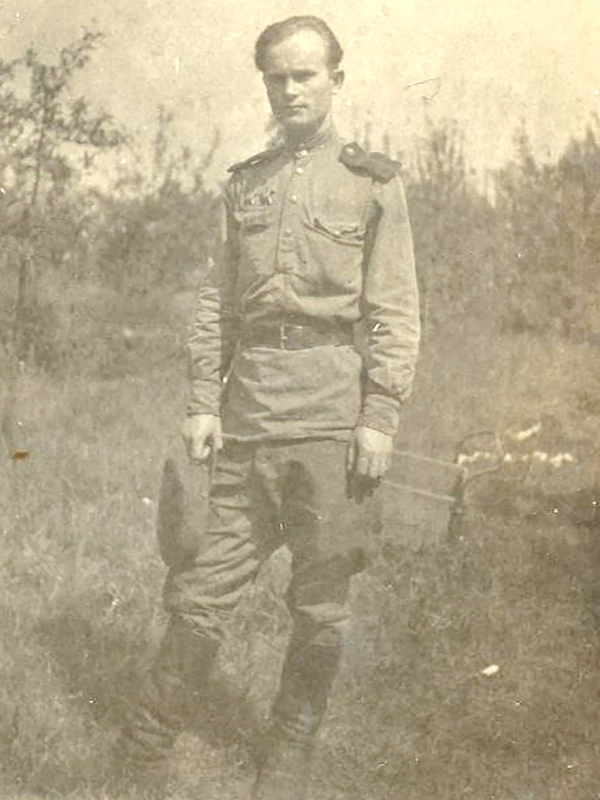 Гвардии старшина Батин Николай Васильевич сфотографировался в День Победы 9 мая 1945 года в городе Бреслау
