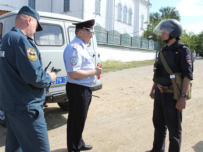 Начальник полиции Роман Войщев проверяет готовность сотрудника полиции 