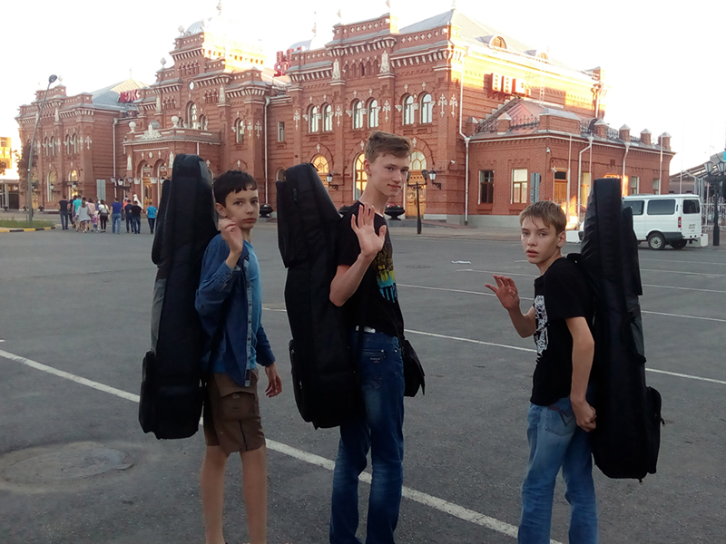Трио гитаристов детской школы искусств г. Касли: Дмитрий Голунов, Андрей Конников и Илья Мочалин