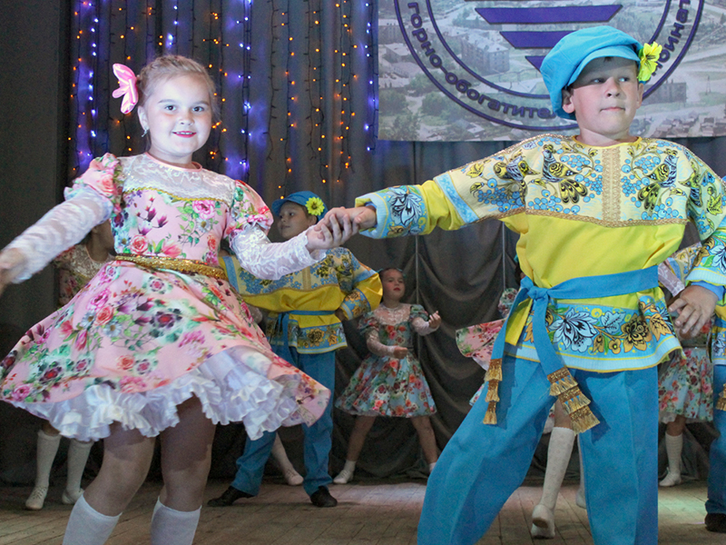 Веселый, зажигательный танец — кадриль «Соловушка» в исполнении детского хореографического коллектива «Итэс» покорил зрителей и гостей праздника