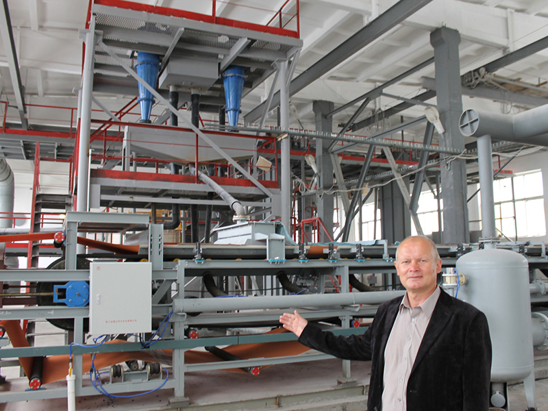 Федор Никитин, помощник генерального директора по общим вопросам показывает новое оборудование китайского производства, которое в июле будет запущено в производство