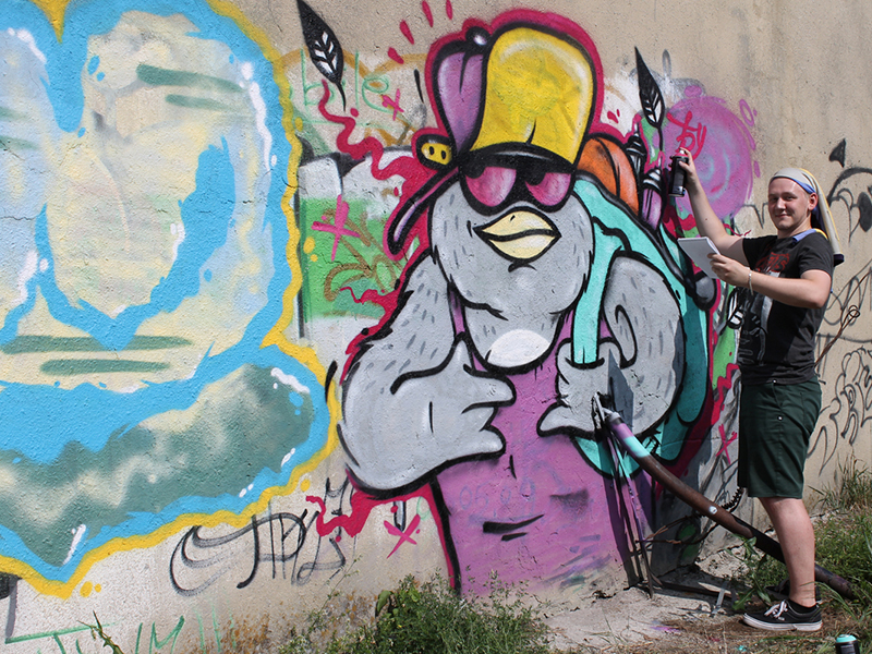 Сергей Алфёров, расписавший трансформаторную будку в технике «граффити», доволен своей работой