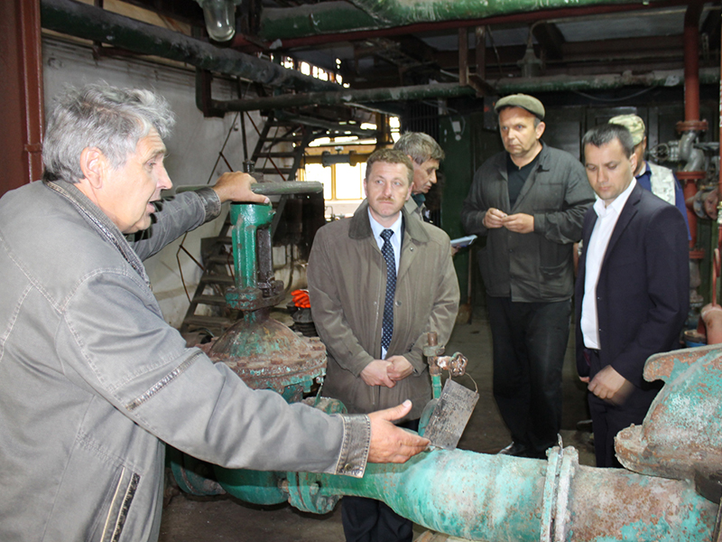 Глава поселения Михаил Санатин показывает слабые места котельного оборудования