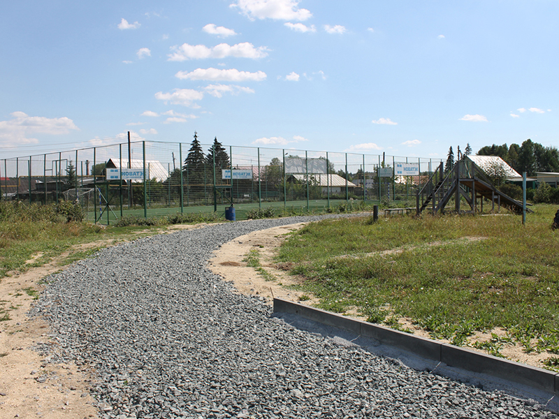 На территории Тюбукской школы идет строительство беговой дорожки вокруг футбольного поля