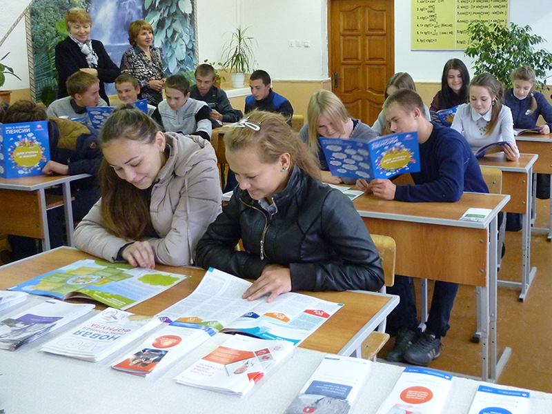 Багарякские школьники с интересом знакомятся с новыми учебными пособиями