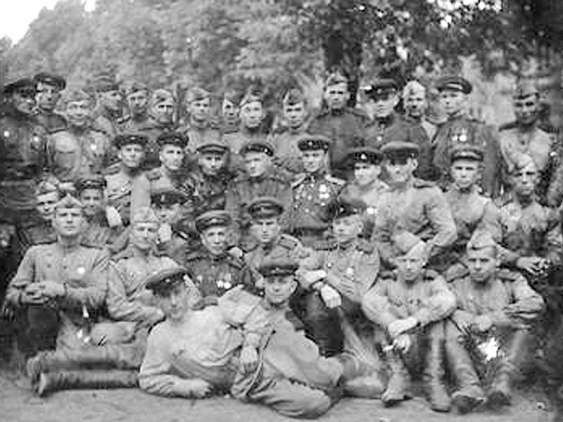 3-й дивизион 86 Тяжелой Гаубичной артиллерийской бригады (стоит второй справа П.И. Родионов)