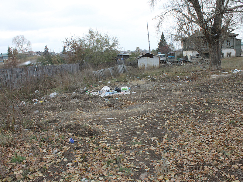Прошло 10 дней после того, как очистили территорию в районе монастыря, а жители города Касли опять сваливают там мусор