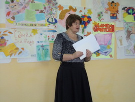 Лена Нинеливовна исполняет песню 
