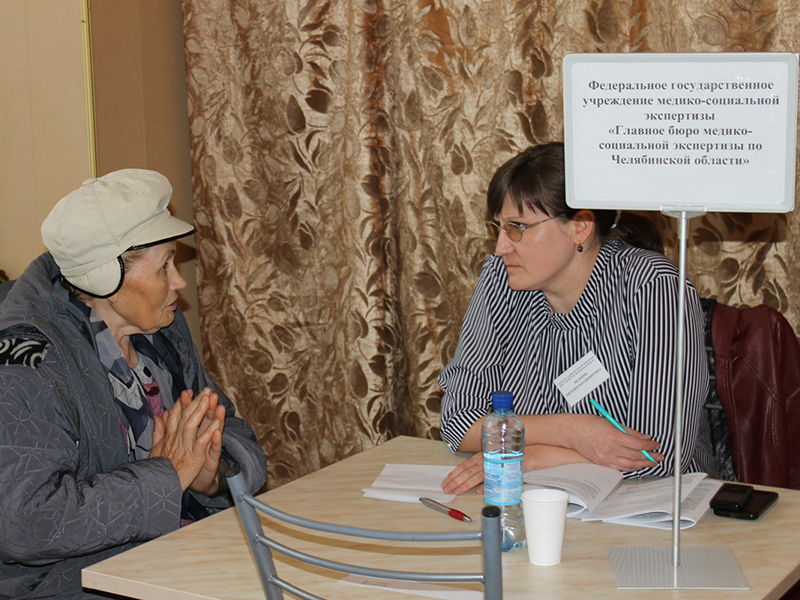 Каслинка консультируется со специалистом областного учреждения медико-социальной экспертизы