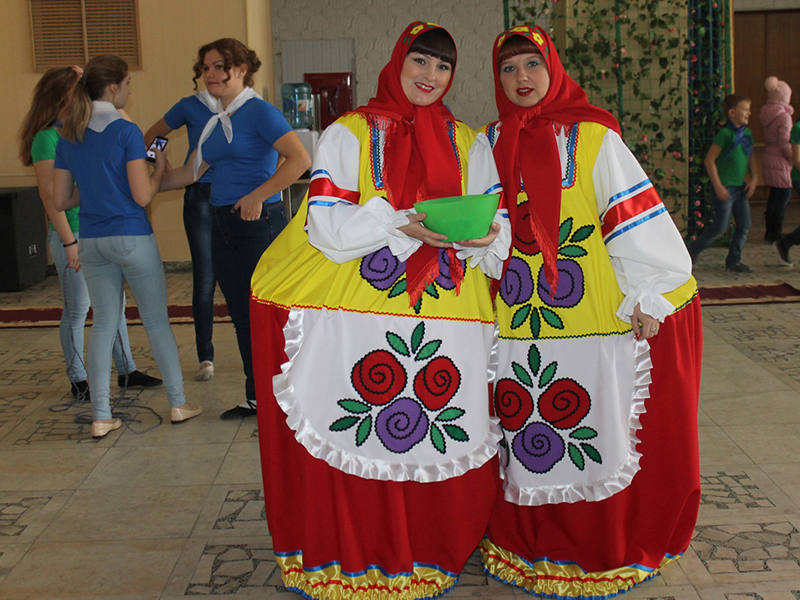 Очаровательные матрёшечки Альфия Калганова и Юлия Теплякова встречают гостей фестиваля