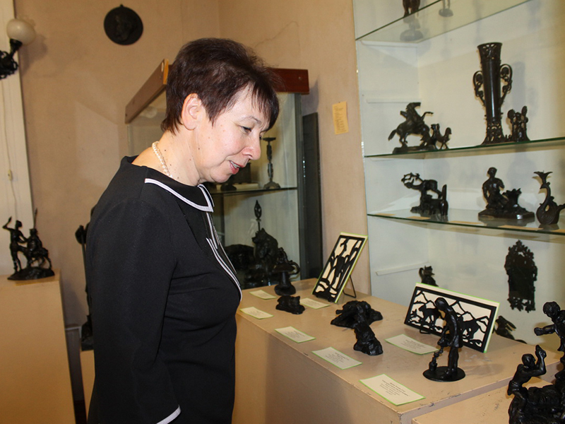 Татьяна Двойникова заинтересовалась выставкой работ