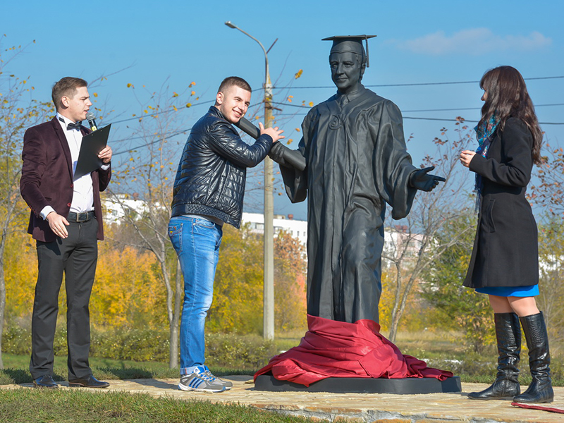 С открытием памятника у челябинских студентов уже появилась новая примета – потереть свиток на удачу