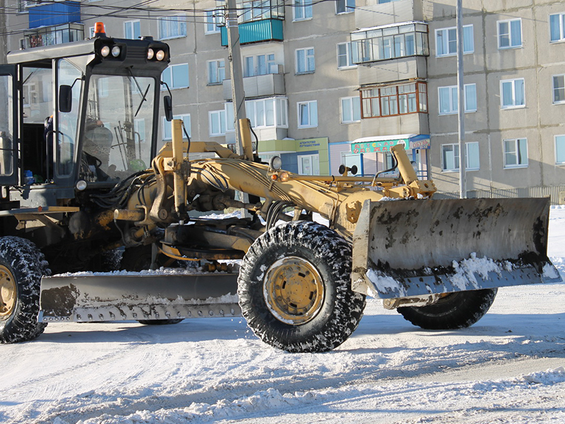  Грейдер очищает от снега проезжую часть улицы Ленина