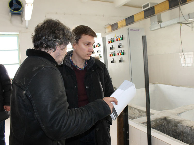 Андрей Коваленко объясняет Павлу Аношкину (справа), почему не работают скорые фильтры